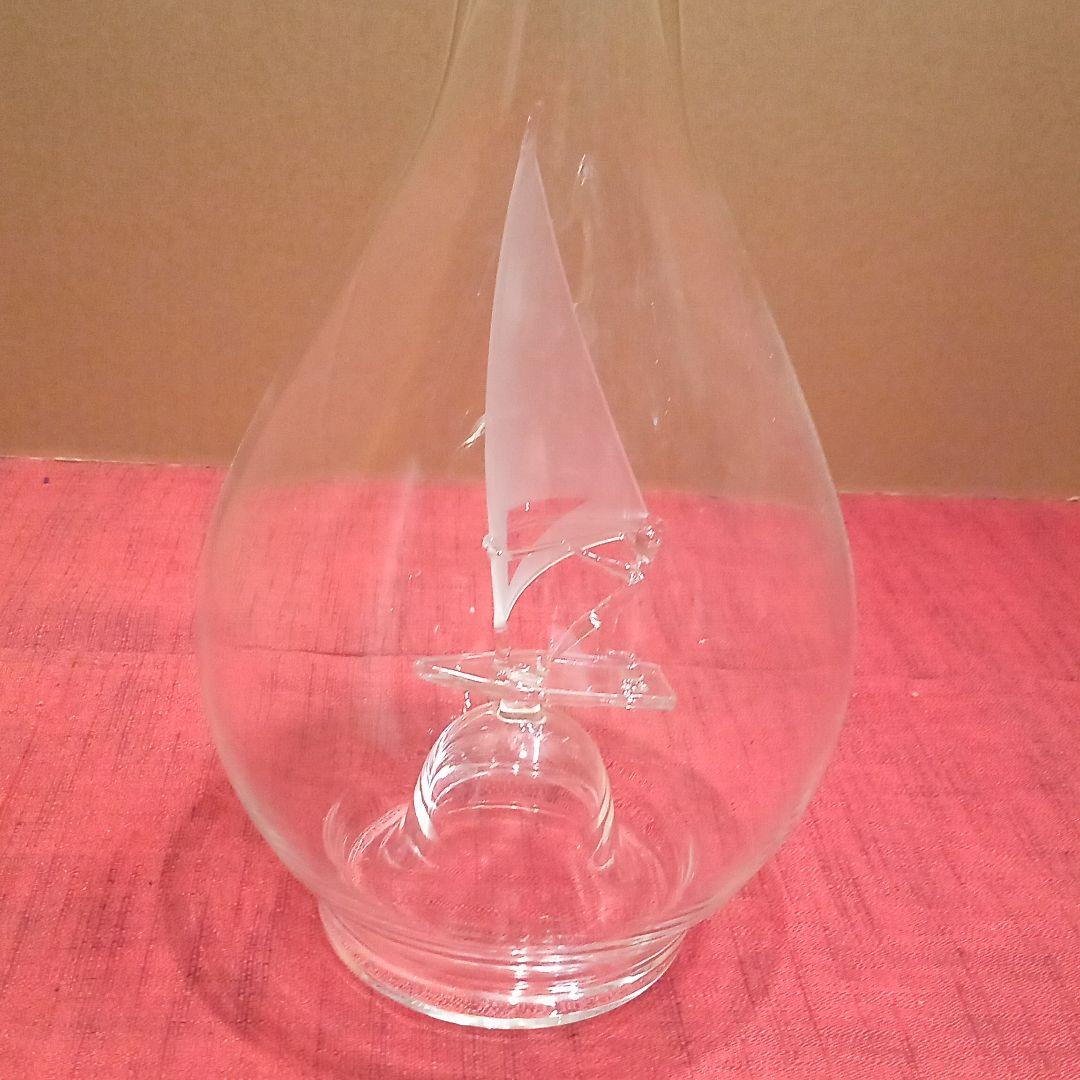 ガラスの工芸品（サーフィン中の青年）