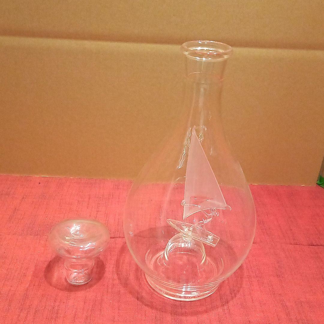 ガラスの工芸品（サーフィン中の青年）