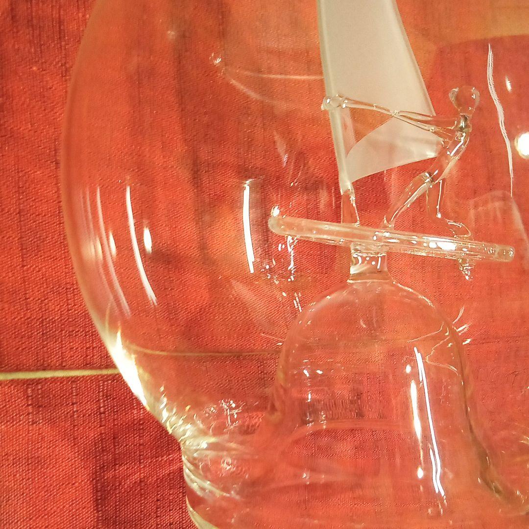 ガラスの工芸品（サーフィン中の青年）