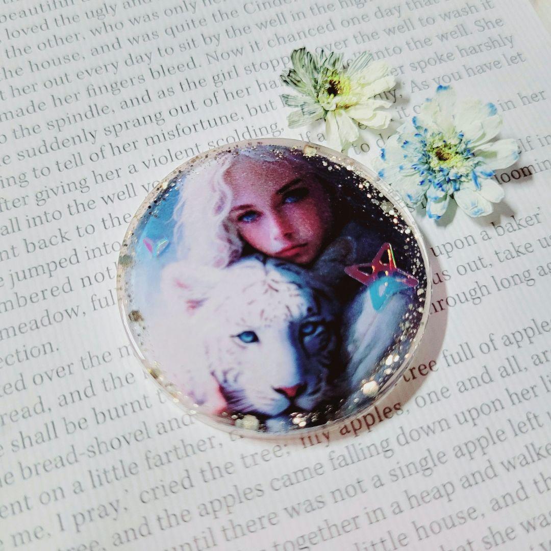 No.122❤ホワイトタイガーと美女❤レジン❤ヘアゴム ブローチ