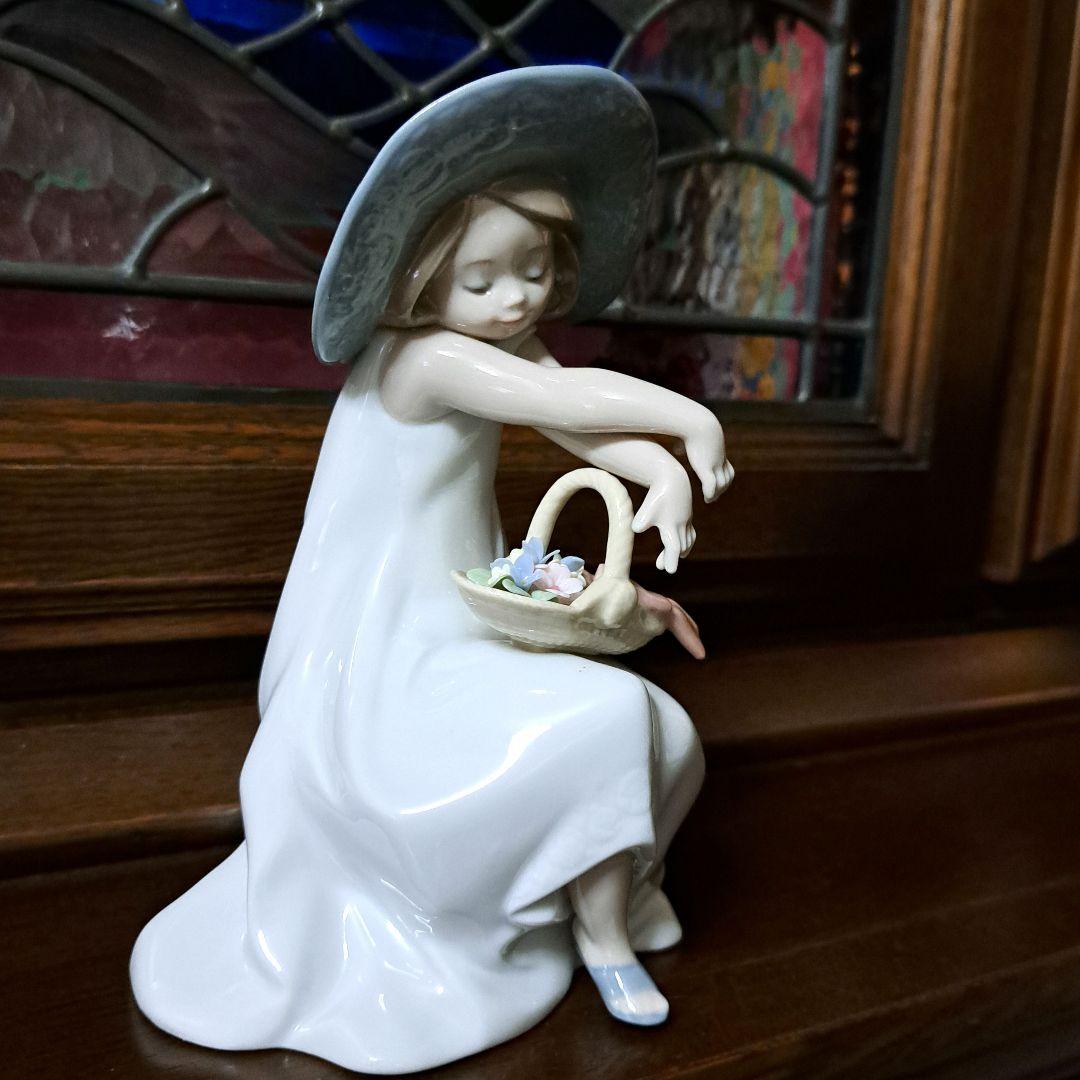 リヤドロLLADRO 「花のバスケットをもつ少女」#8153