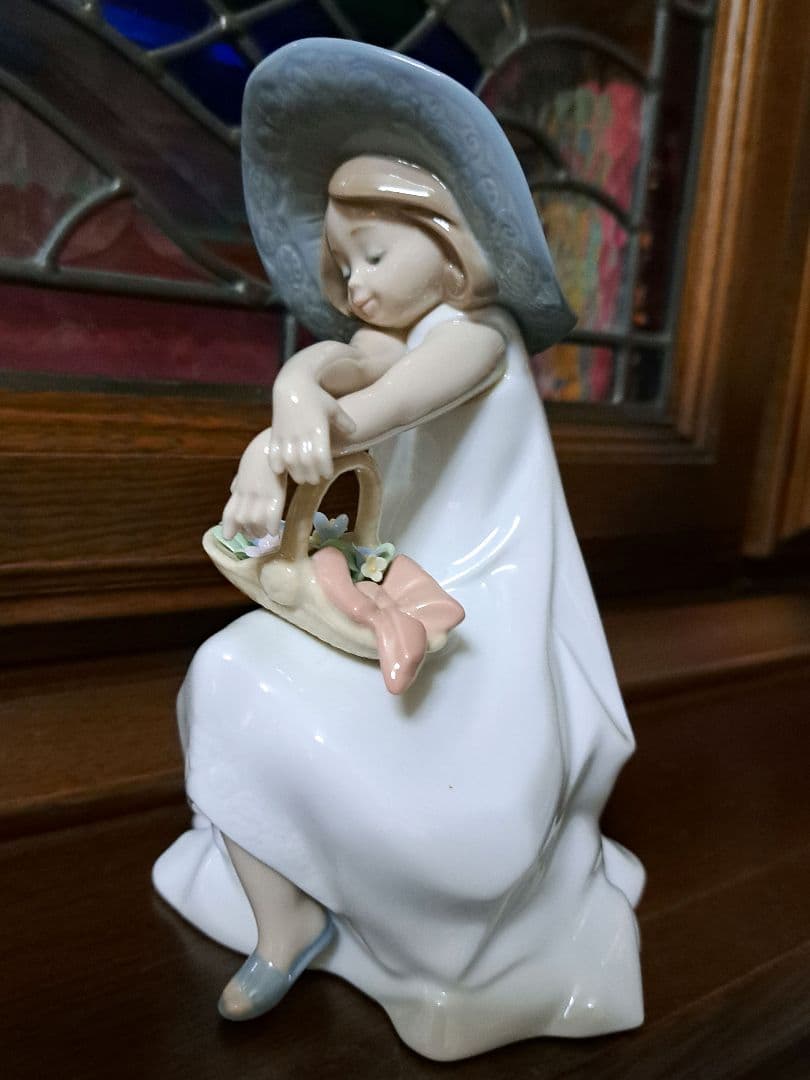 リヤドロLLADRO 「花のバスケットをもつ少女」#8153