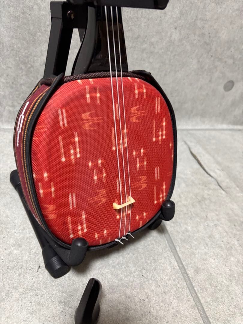 沖縄三線　人口皮　弦楽器　爪付き　スタンド付き