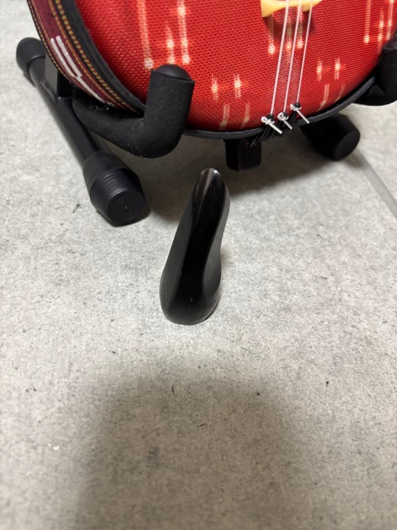 沖縄三線　人口皮　弦楽器　爪付き　スタンド付き
