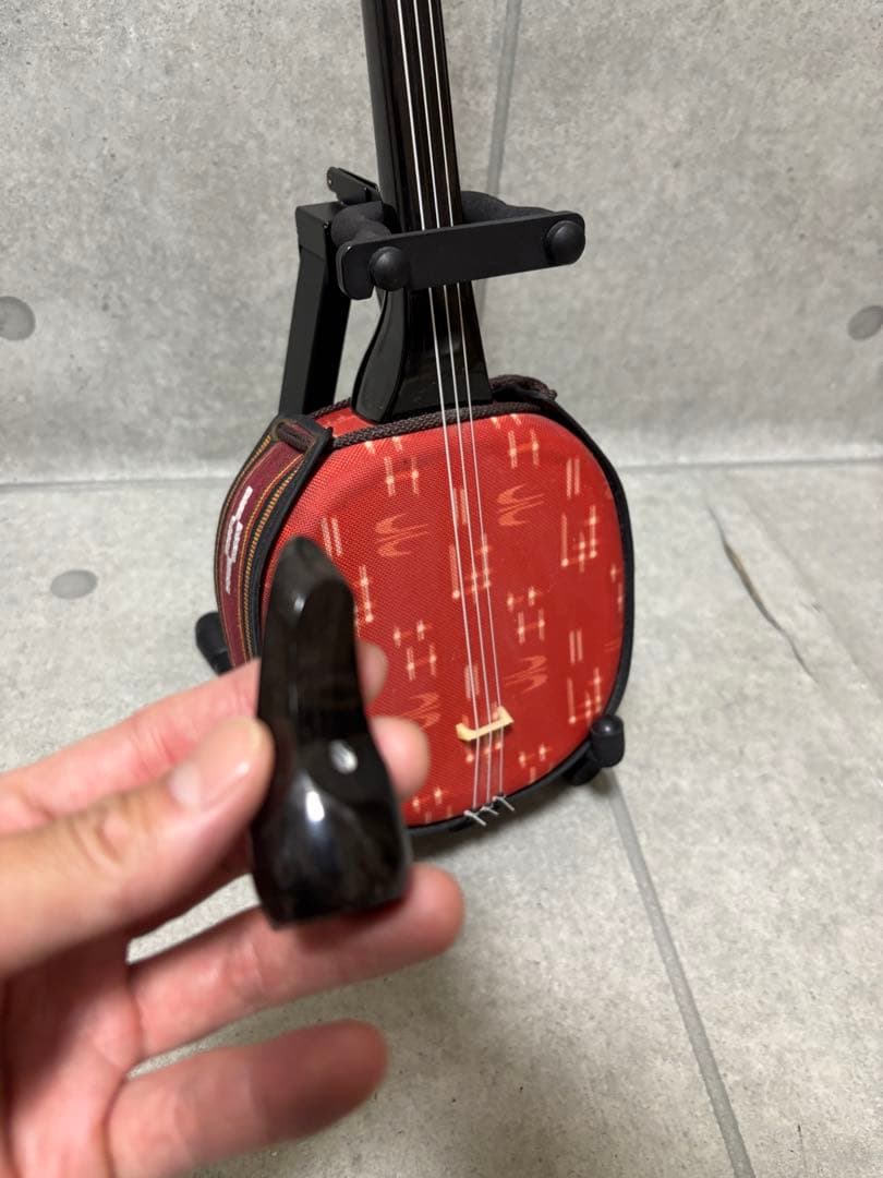 沖縄三線　人口皮　弦楽器　爪付き　スタンド付き