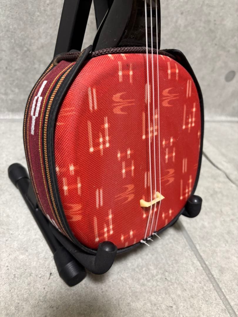 沖縄三線　人口皮　弦楽器　爪付き　スタンド付き