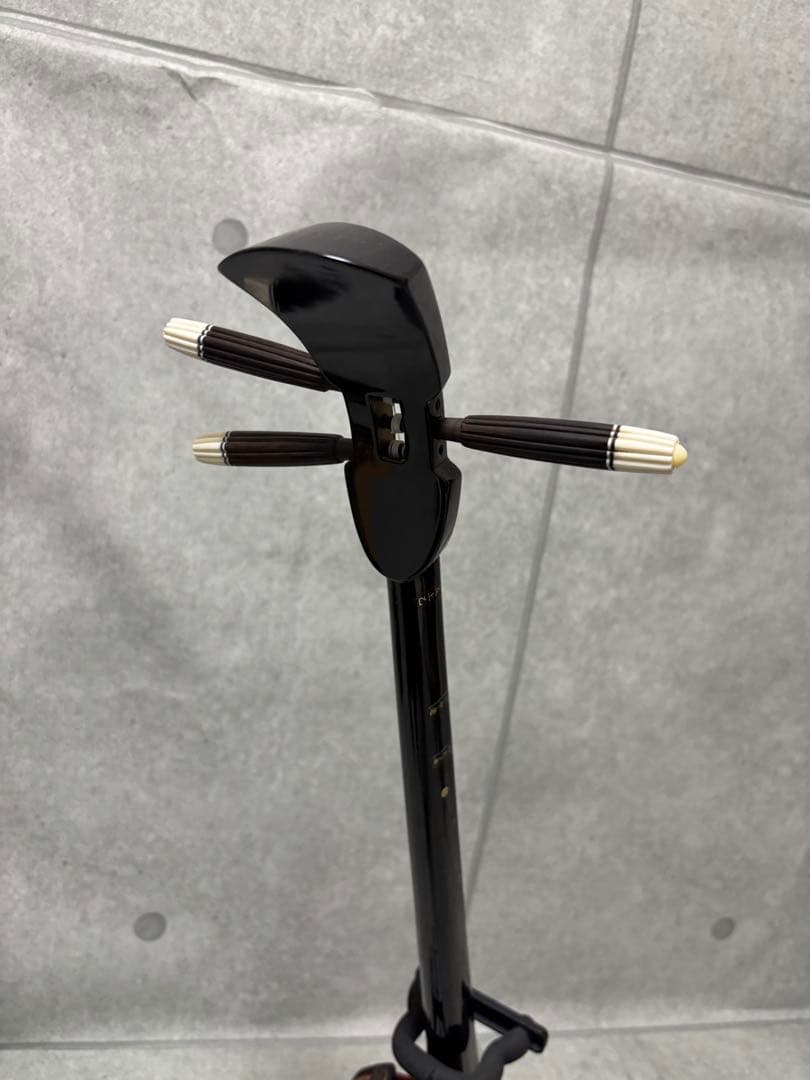 沖縄三線　人口皮　弦楽器　爪付き　スタンド付き