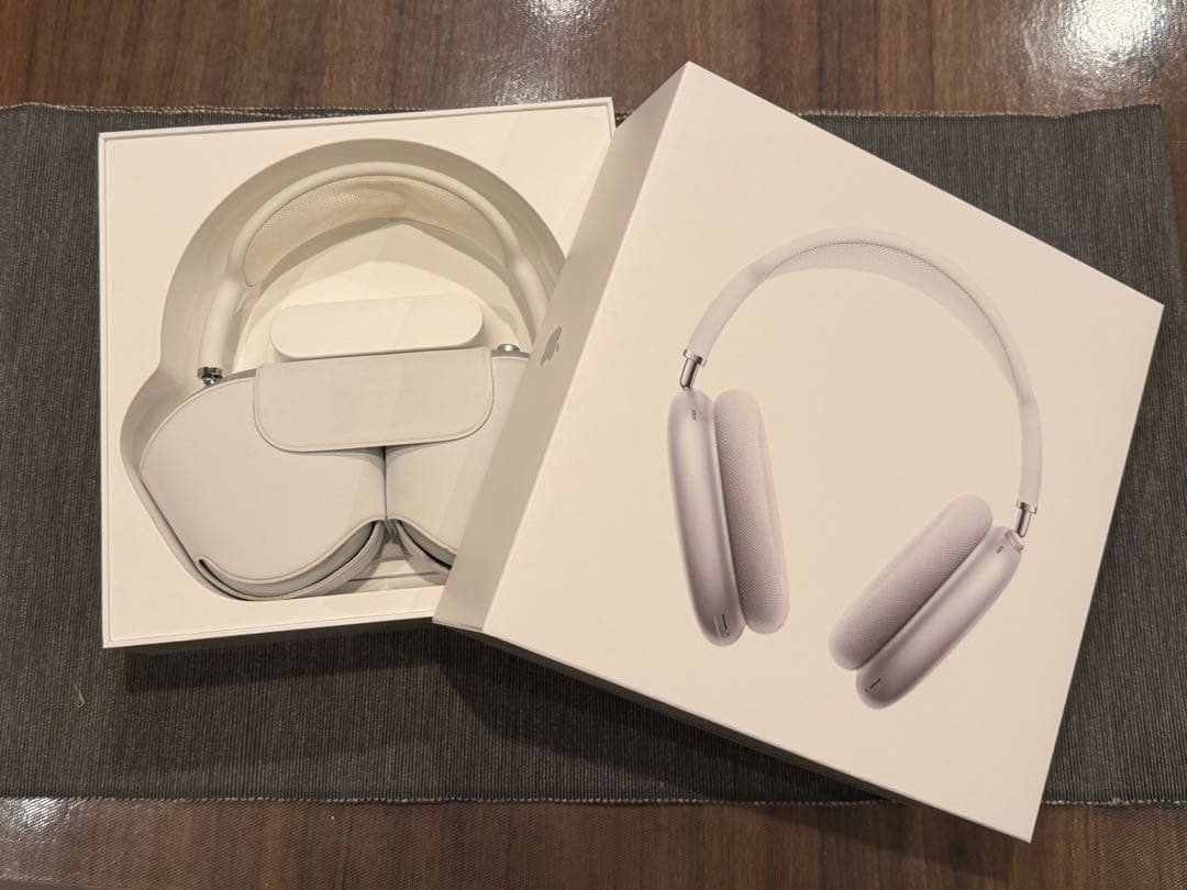 Apple AirPods Max （Lightning）：6F25 シルバー