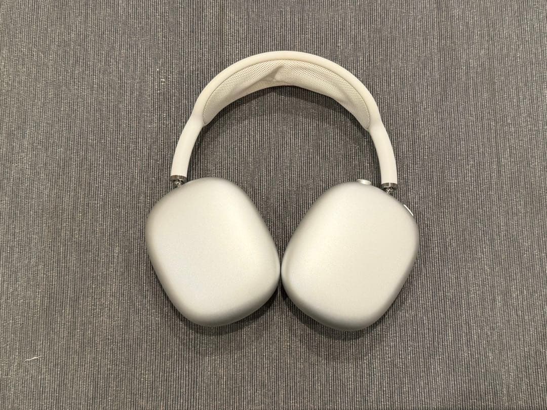 Apple AirPods Max （Lightning）：6F25 シルバー