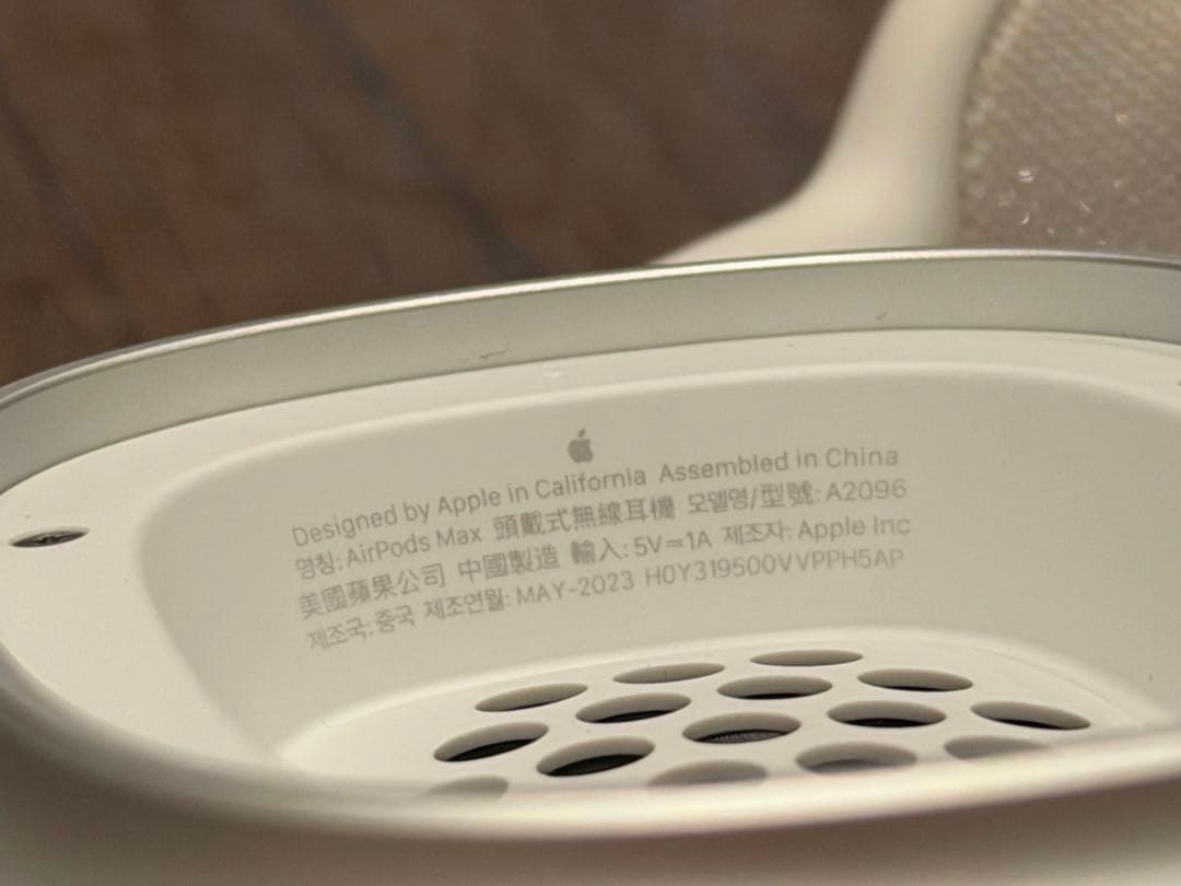 Apple AirPods Max （Lightning）：6F25 シルバー