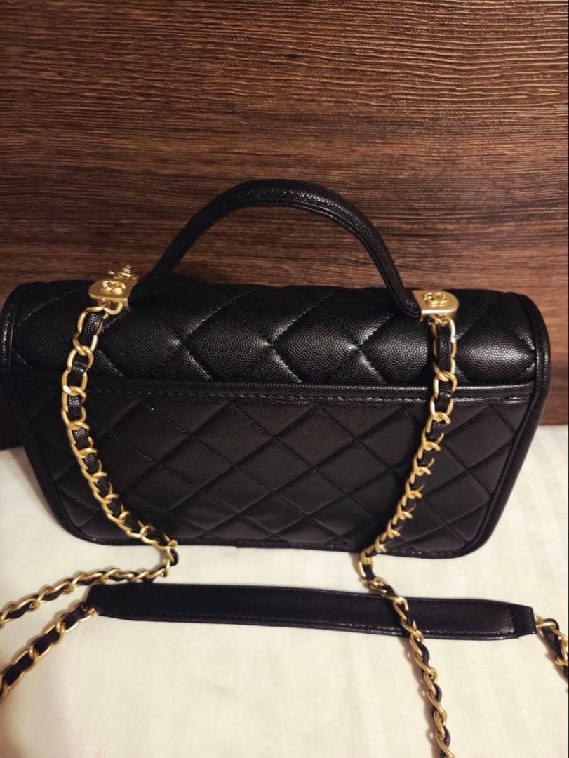 CHANEL ブラック レザーバッグ チャーム付き レディース