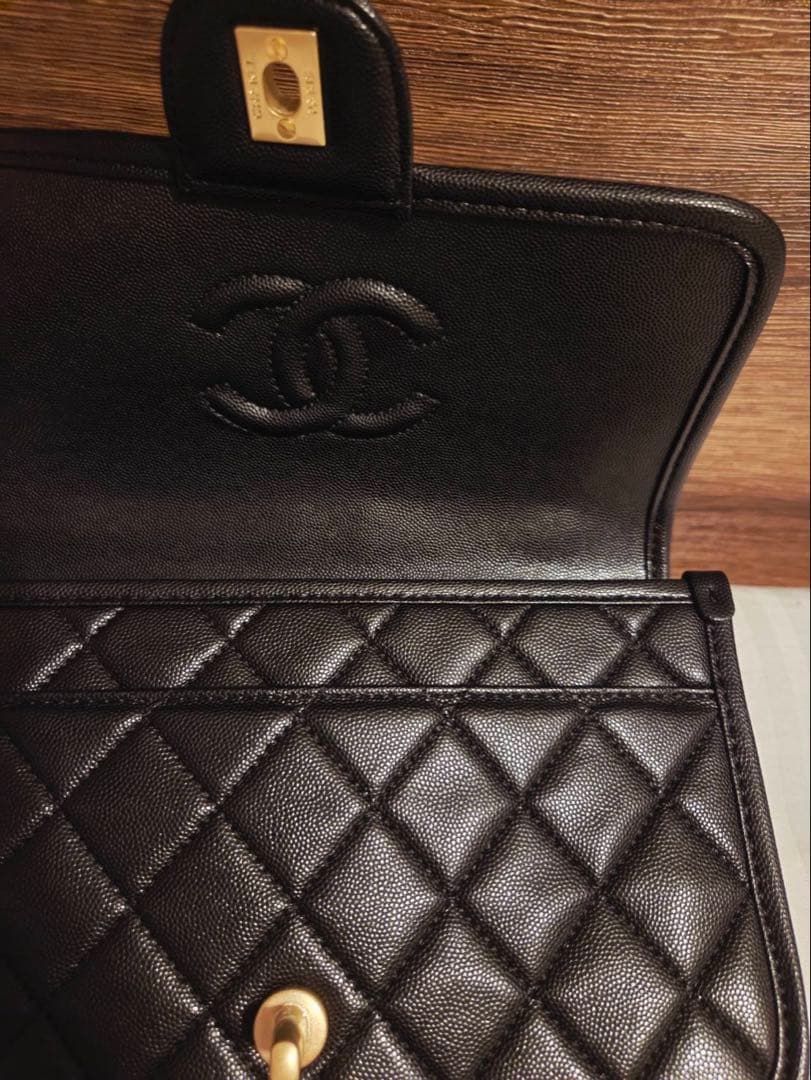 CHANEL ブラック レザーバッグ チャーム付き レディース