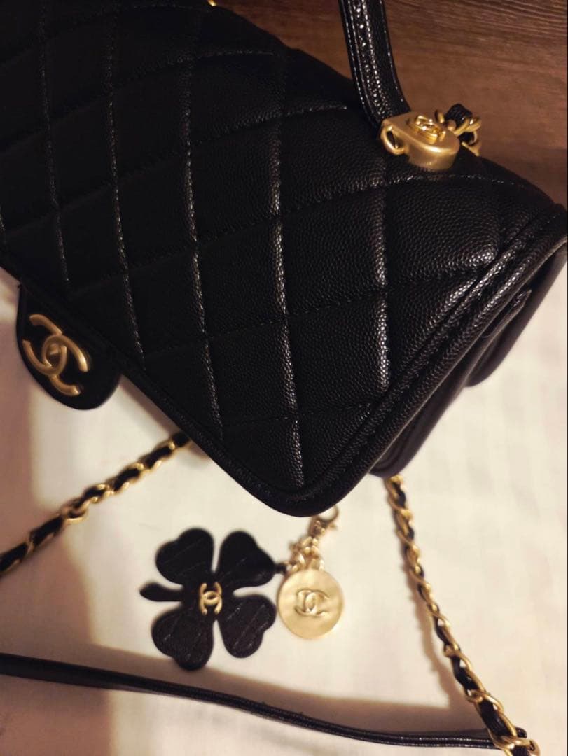 CHANEL ブラック レザーバッグ チャーム付き レディース