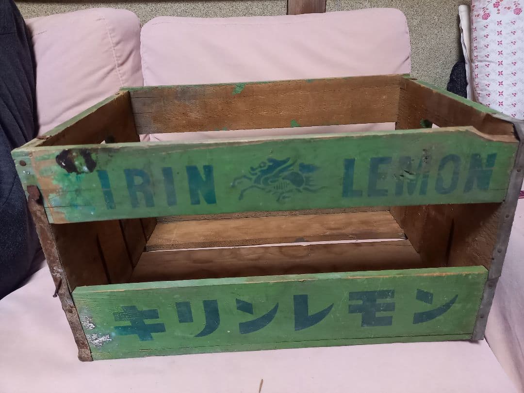 昭和時代のキリンレモンの木箱です。