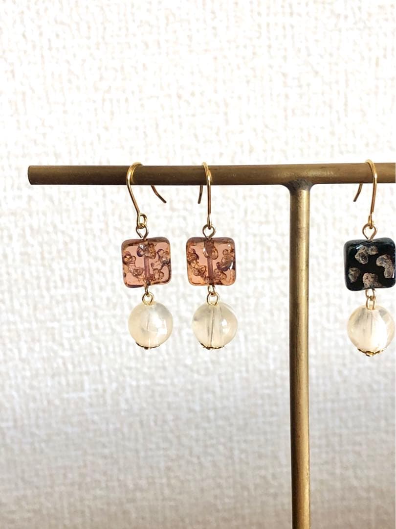 【697】チェコビーズ ピアス スクエア ライトローズ ハンドメイド イヤリング