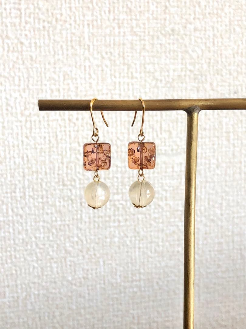 【697】チェコビーズ ピアス スクエア ライトローズ ハンドメイド イヤリング