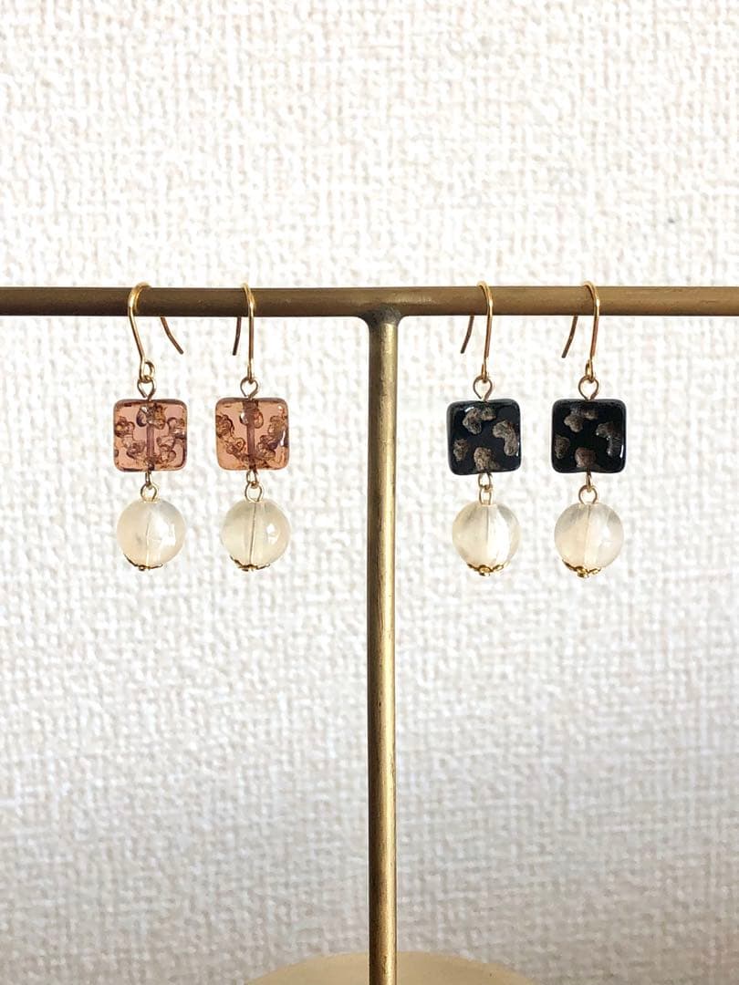 【697】チェコビーズ ピアス スクエア ライトローズ ハンドメイド イヤリング