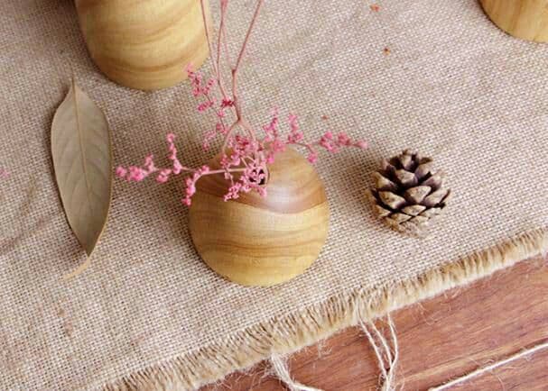 原木の手作りの花器、干し花セット三つ。