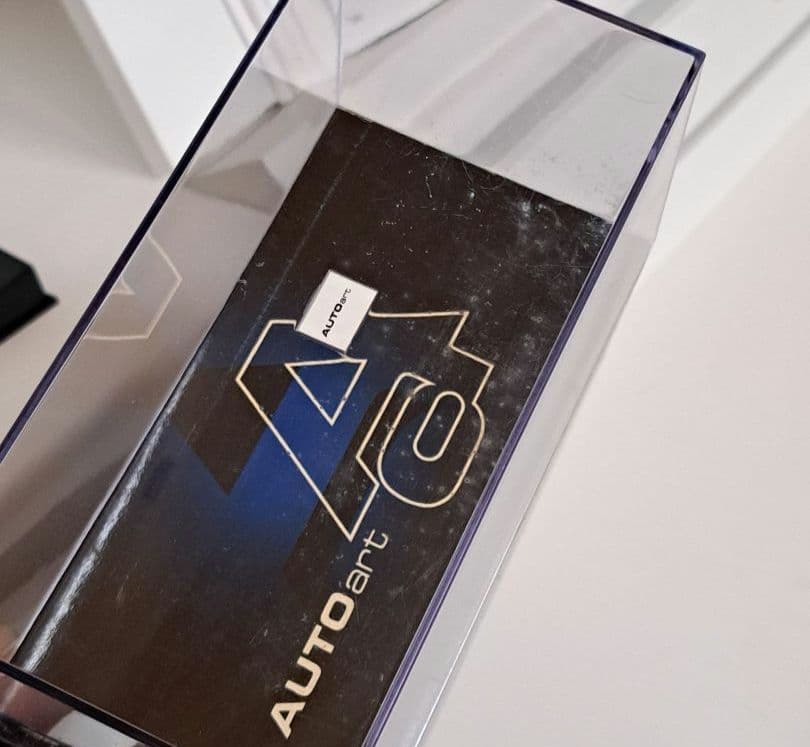 オートアート　スバル　レガシィ　B4 　1/43