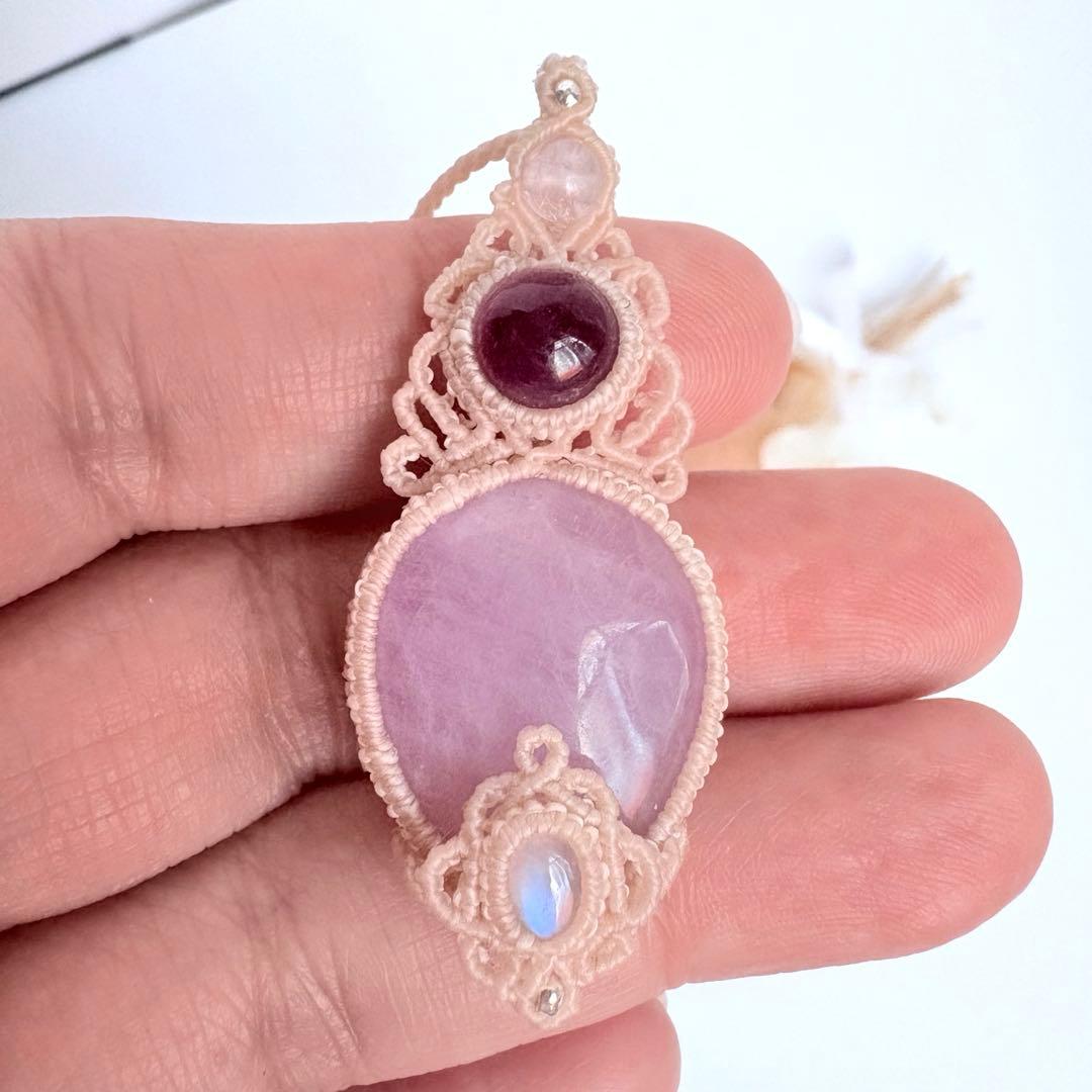 Saleクンツァイト×アメジスト×ムーンストーンのマクラメネックレス