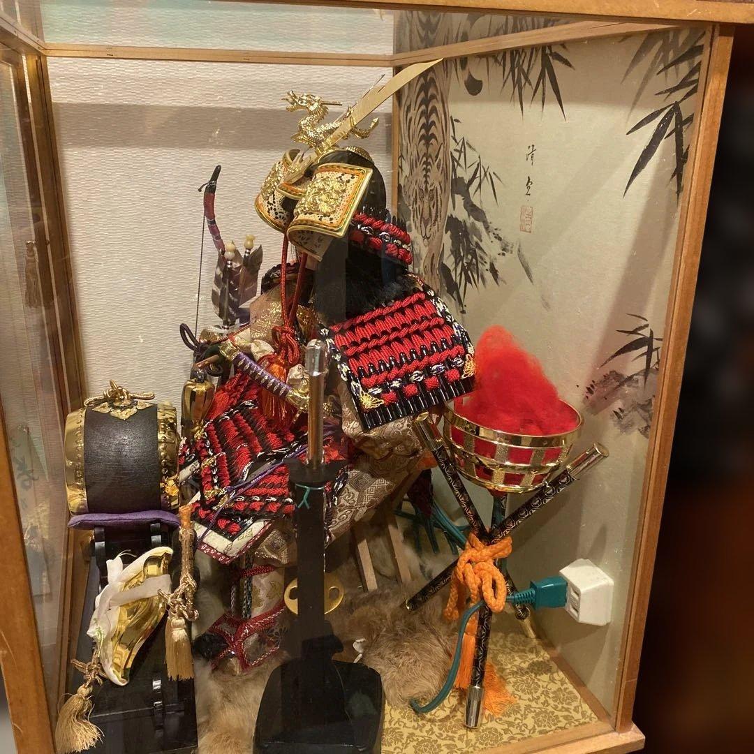 五月人形 武士の装束 金色の兜　若武者　兜　鎧　ガラスケース