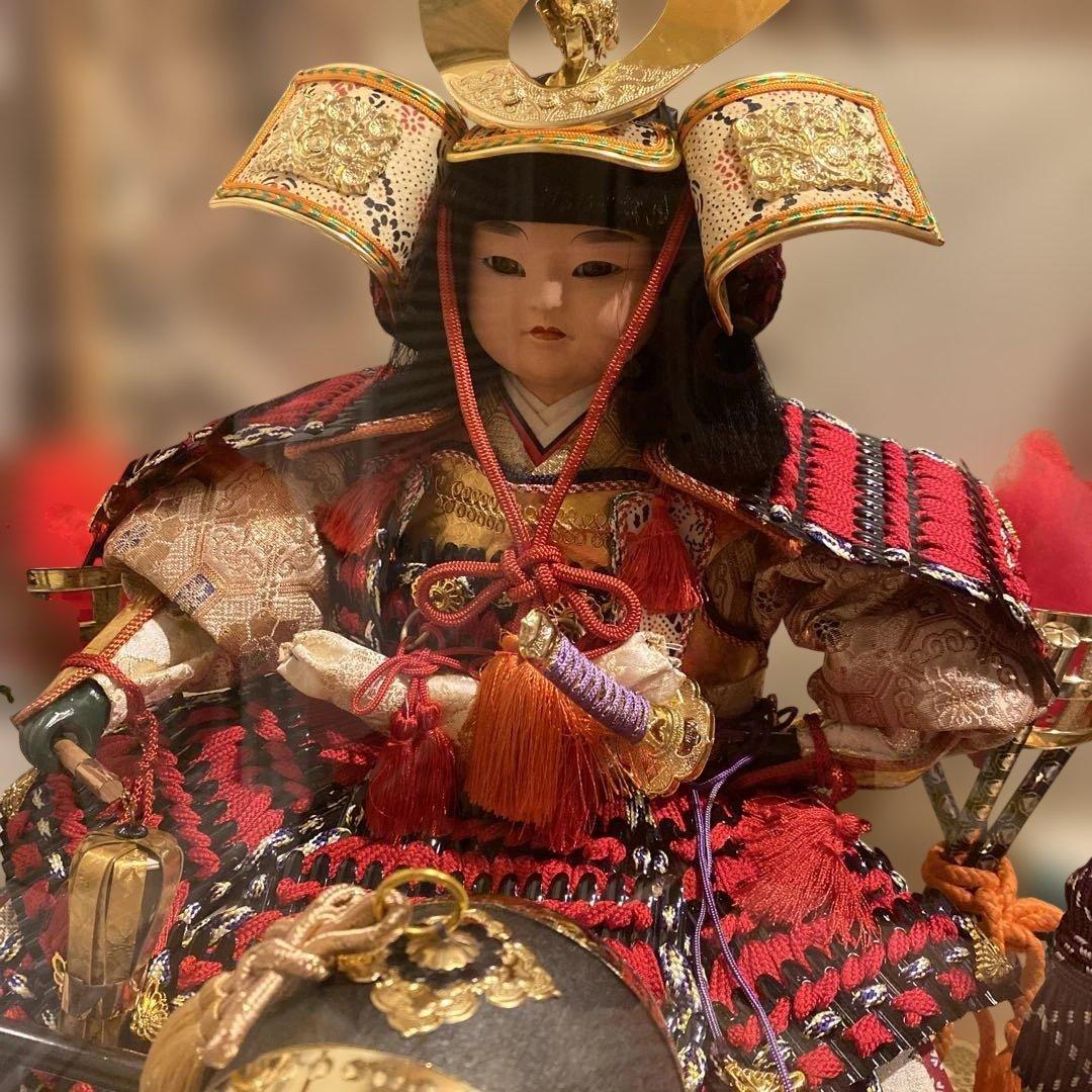 五月人形 武士の装束 金色の兜　若武者　兜　鎧　ガラスケース
