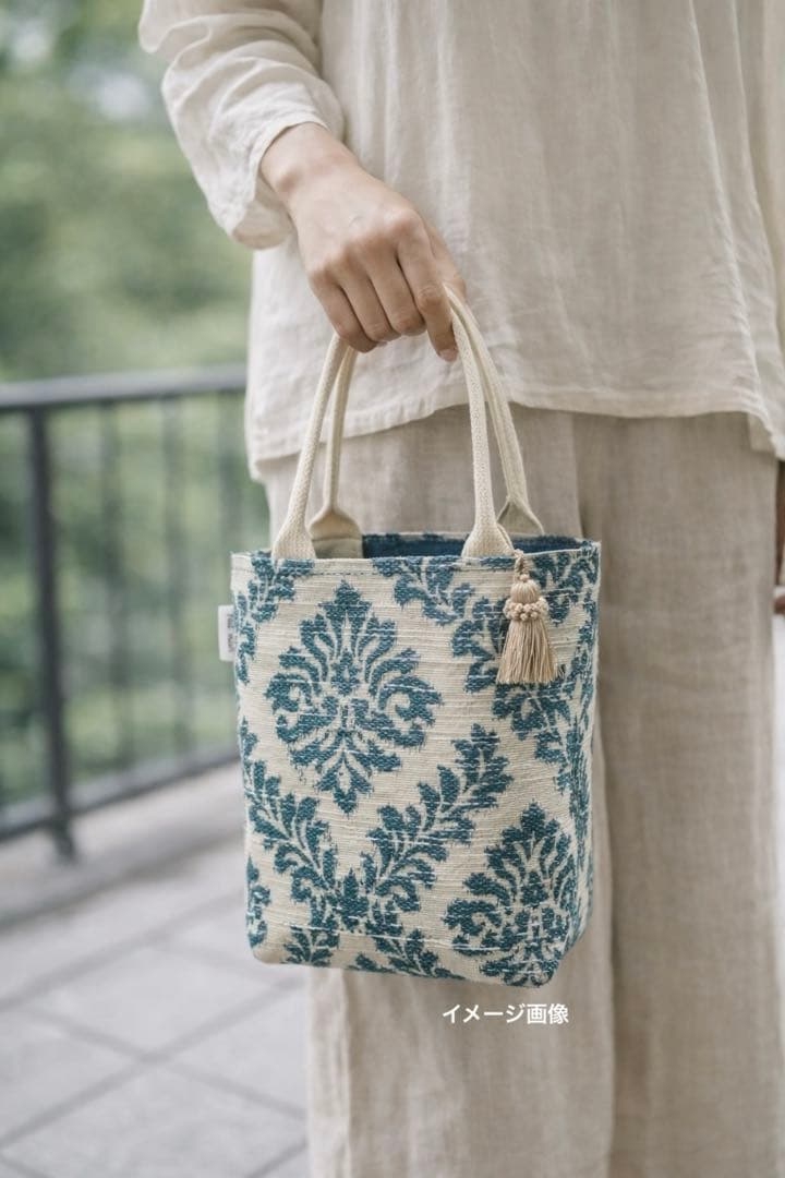 綺麗めなお出かけに　イタリア製ゴブラン 小さめ上品ミニトート 素敵タッセル付き