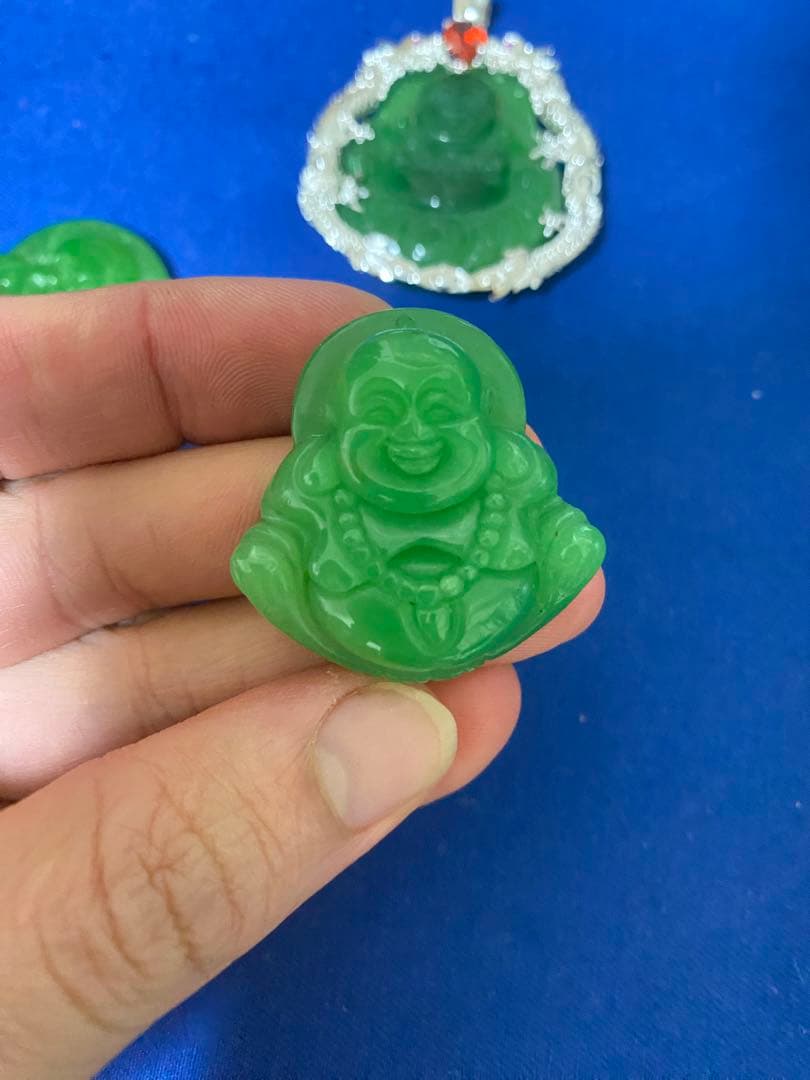 玉　翡翠の仏像ペンダント 緑色 約5cm