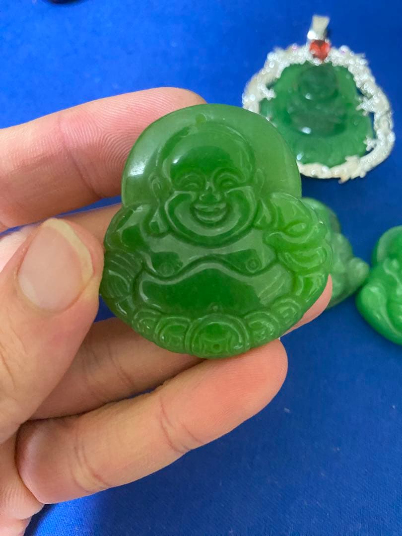 玉　翡翠の仏像ペンダント 緑色 約5cm