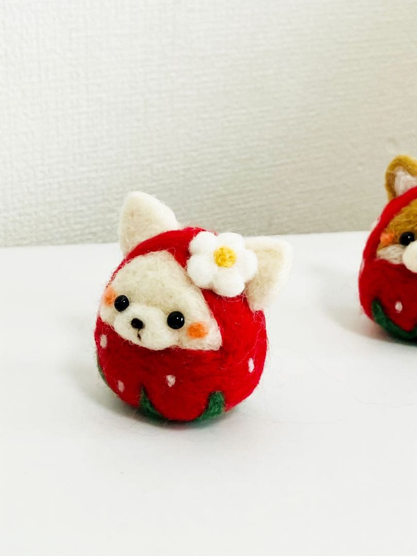 羊毛フェルト　いちごチワワ