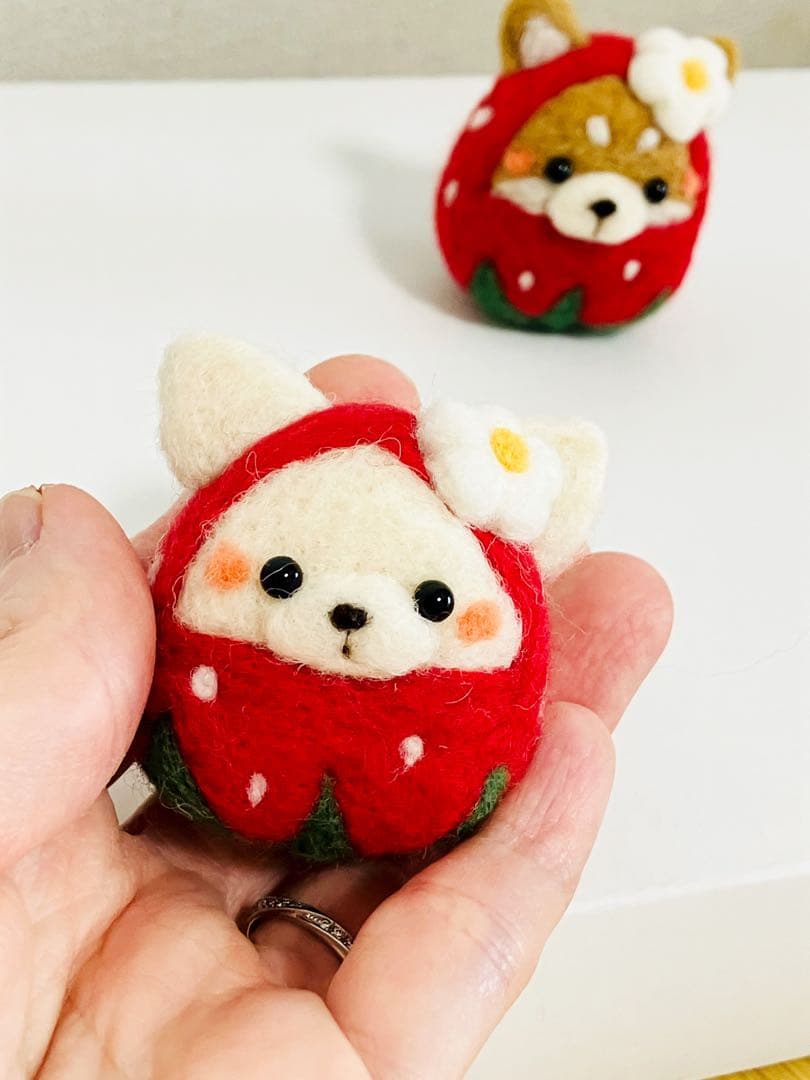 羊毛フェルト　いちごチワワ