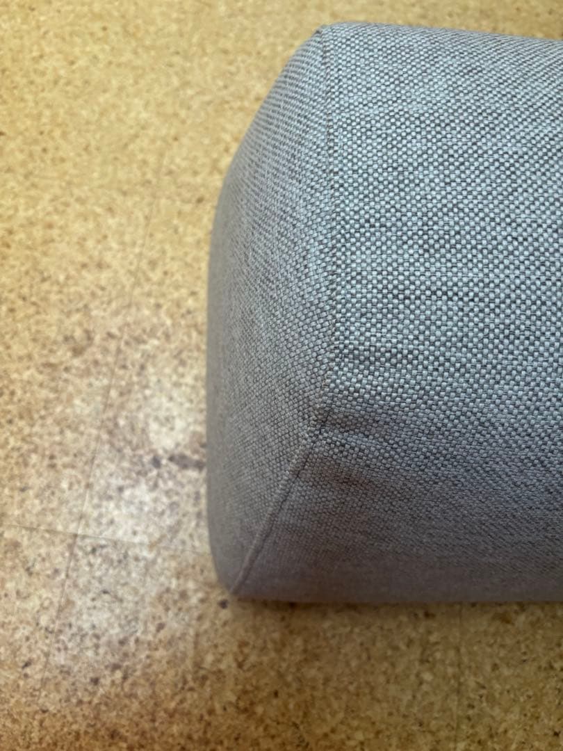 F*U様 カリモク　滑り止め付きの置きクッション