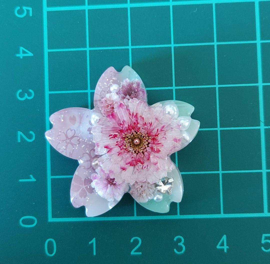 【1738】レジン　マトリカリア　ヘアゴム　ポニーフック　ブロ―チ　ハンドメイド