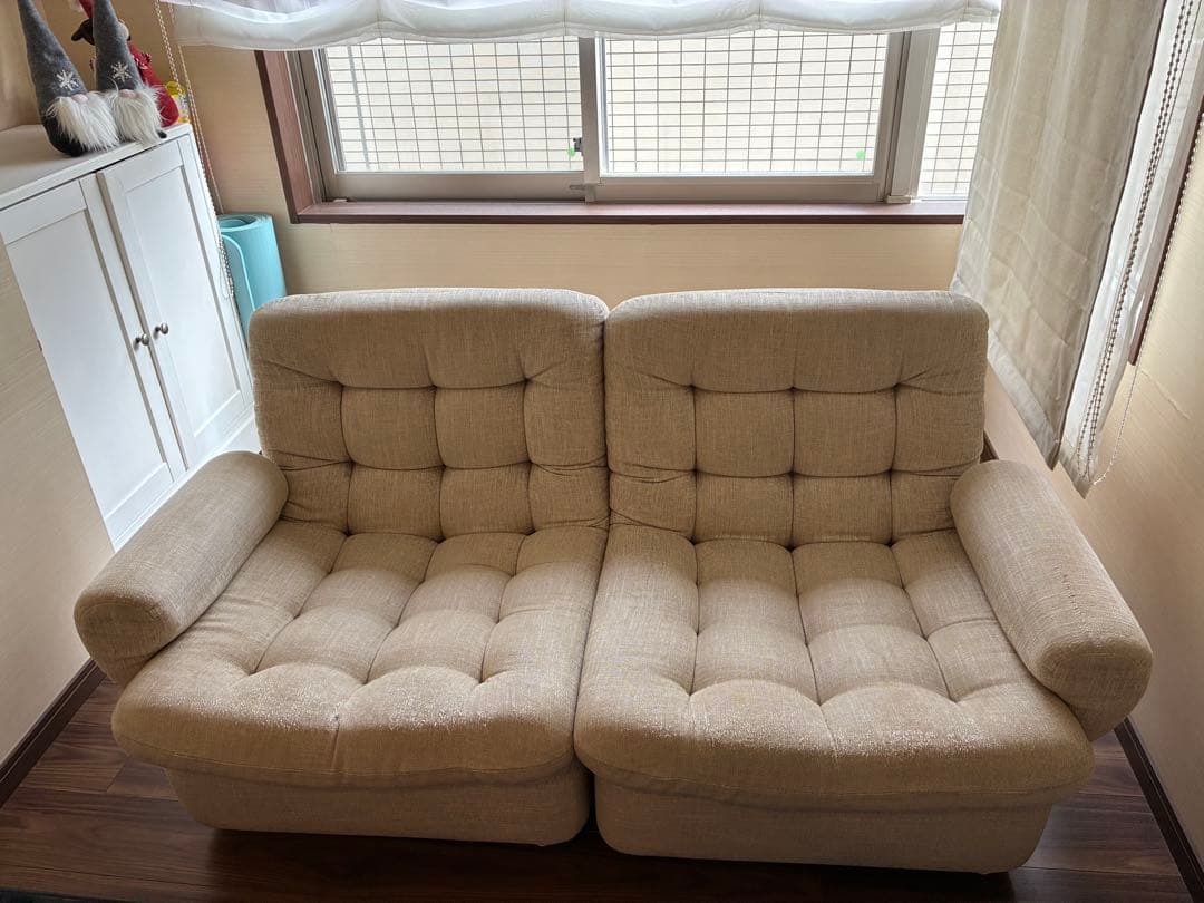 ベージュ 2人掛けソファ ボタン付きクッション