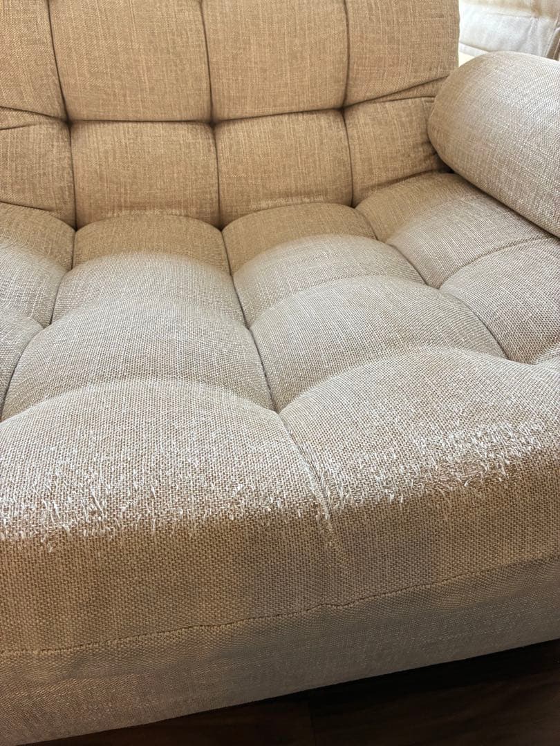 ベージュ 2人掛けソファ ボタン付きクッション