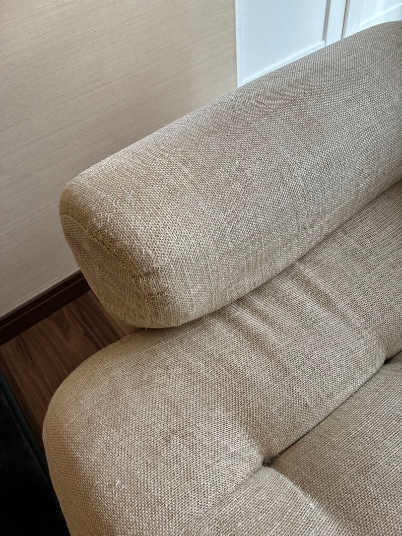 ベージュ 2人掛けソファ ボタン付きクッション