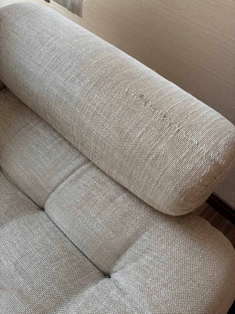 ベージュ 2人掛けソファ ボタン付きクッション