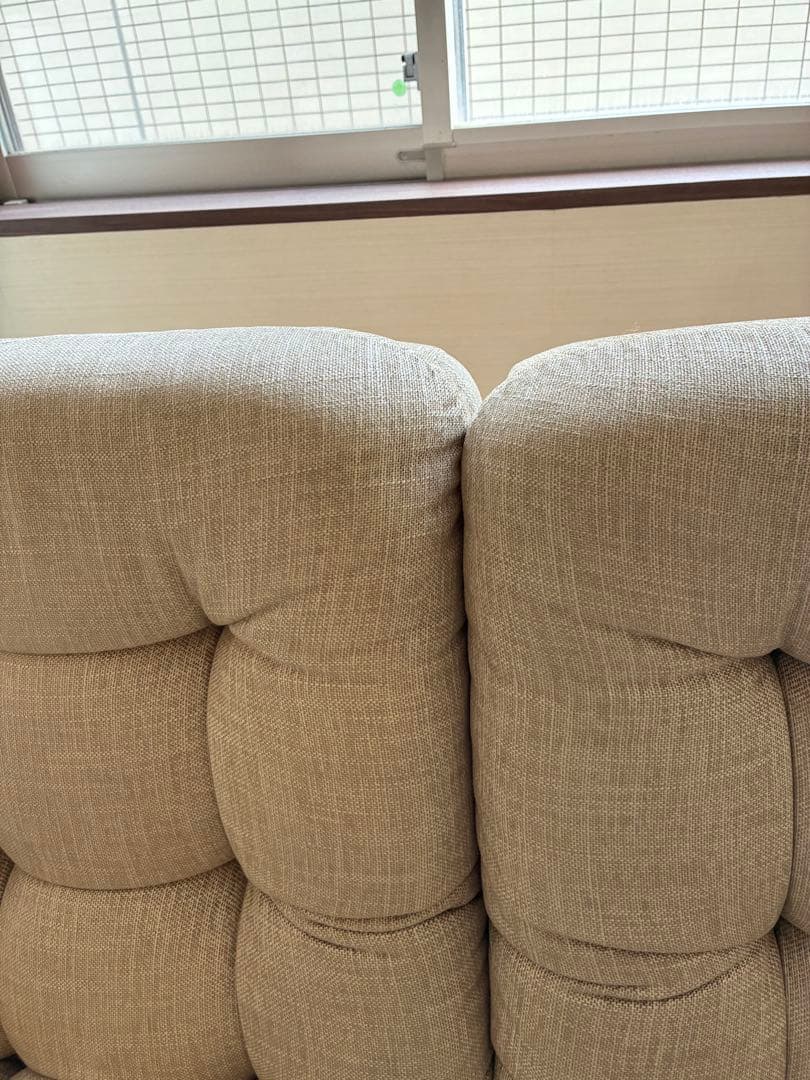 ベージュ 2人掛けソファ ボタン付きクッション
