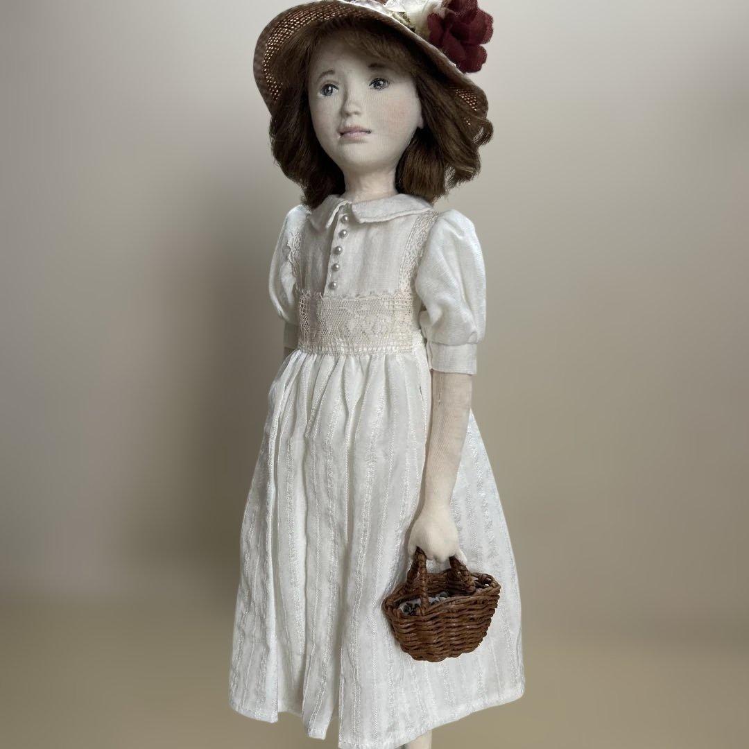 rosycraft_doll 白いコーデで 帽子とバスケットを添えて