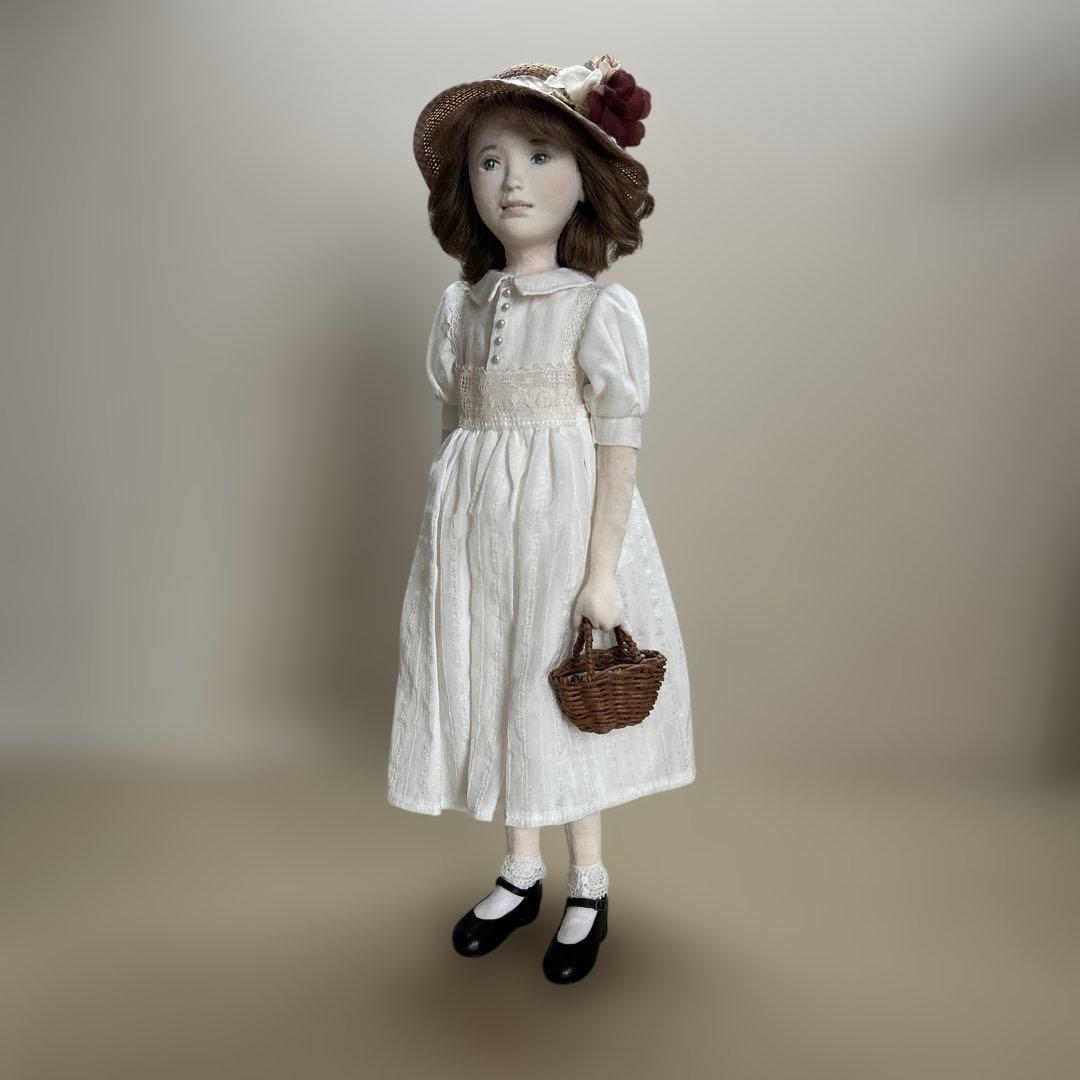 rosycraft_doll 白いコーデで 帽子とバスケットを添えて