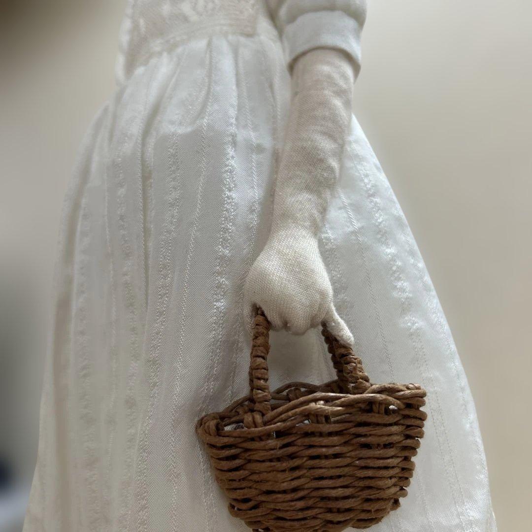rosycraft_doll 白いコーデで 帽子とバスケットを添えて