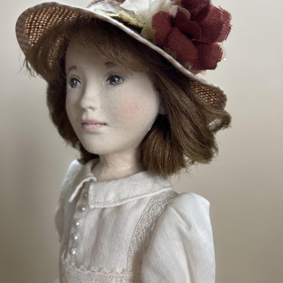 rosycraft_doll 白いコーデで 帽子とバスケットを添えて