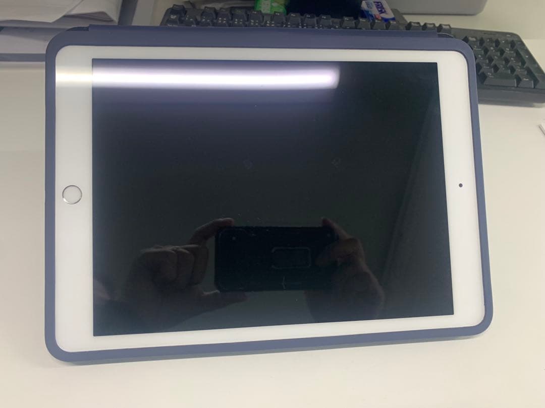 Apple iPad (第8世代) 10.2インチ ホワイト キーボードケース付