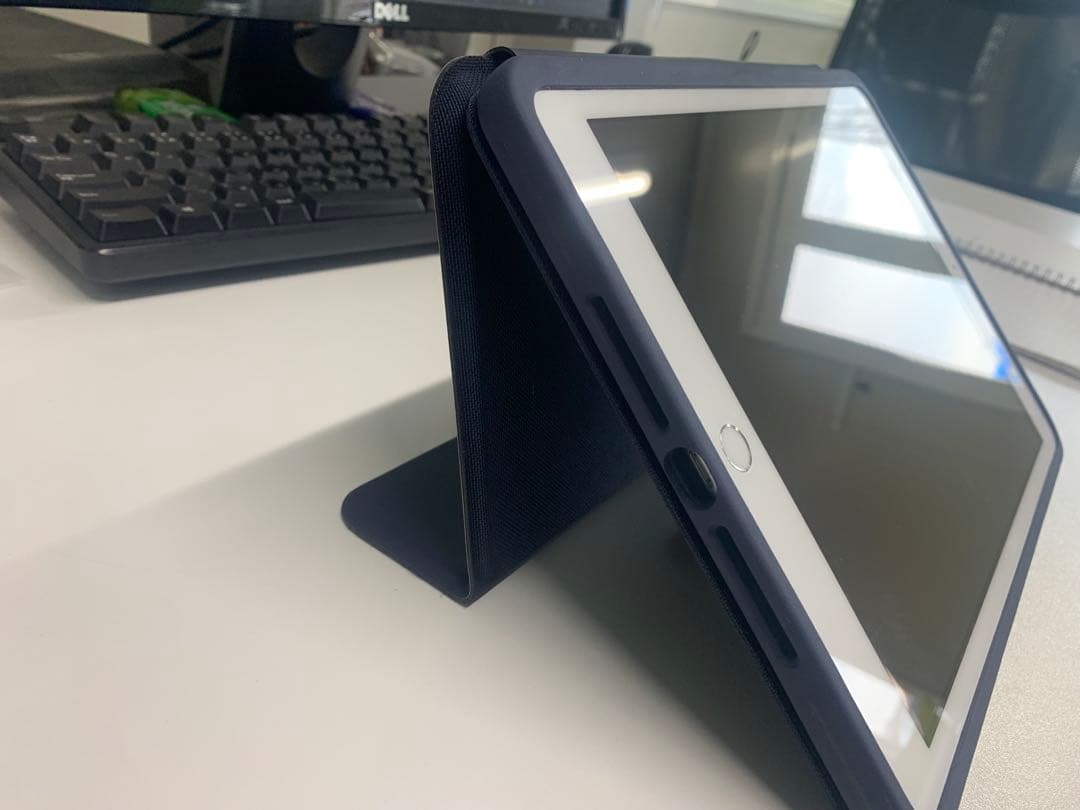 Apple iPad (第8世代) 10.2インチ ホワイト キーボードケース付