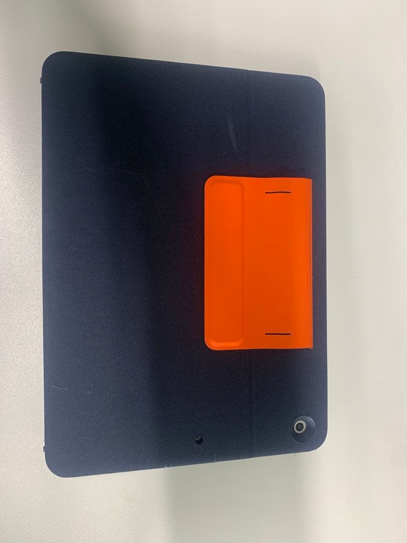 Apple iPad (第8世代) 10.2インチ ホワイト キーボードケース付