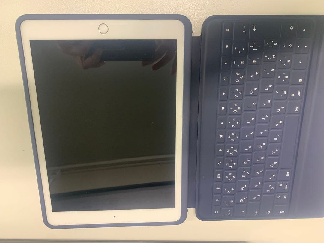 Apple iPad (第8世代) 10.2インチ ホワイト キーボードケース付