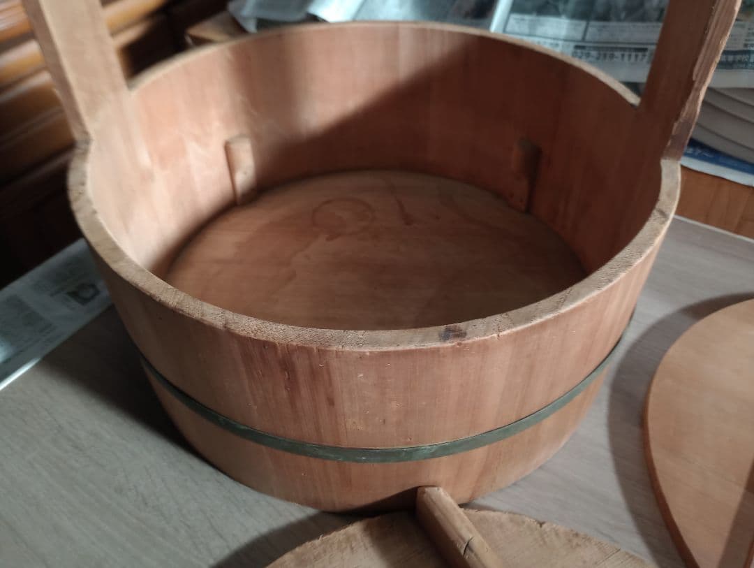 岡持　木製寿司桶　持ち手付き・仕切り付き　アンティーク