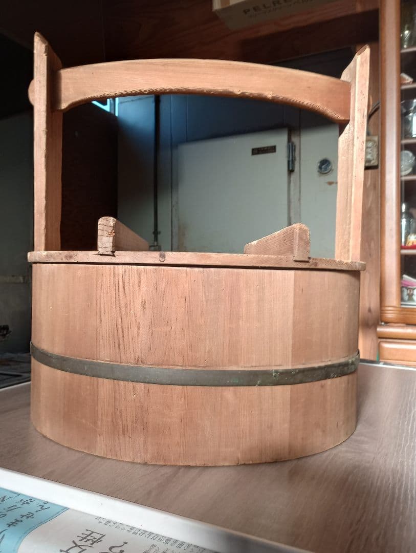 岡持　木製寿司桶　持ち手付き・仕切り付き　アンティーク