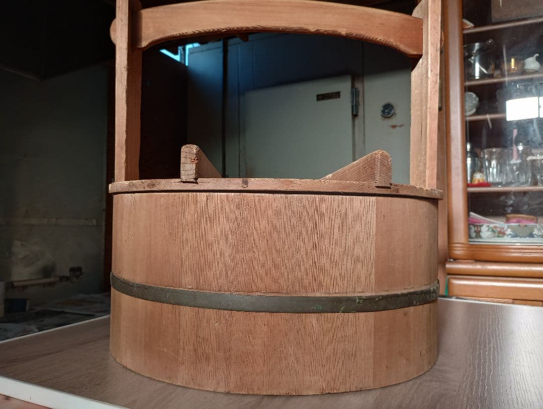 岡持　木製寿司桶　持ち手付き・仕切り付き　アンティーク