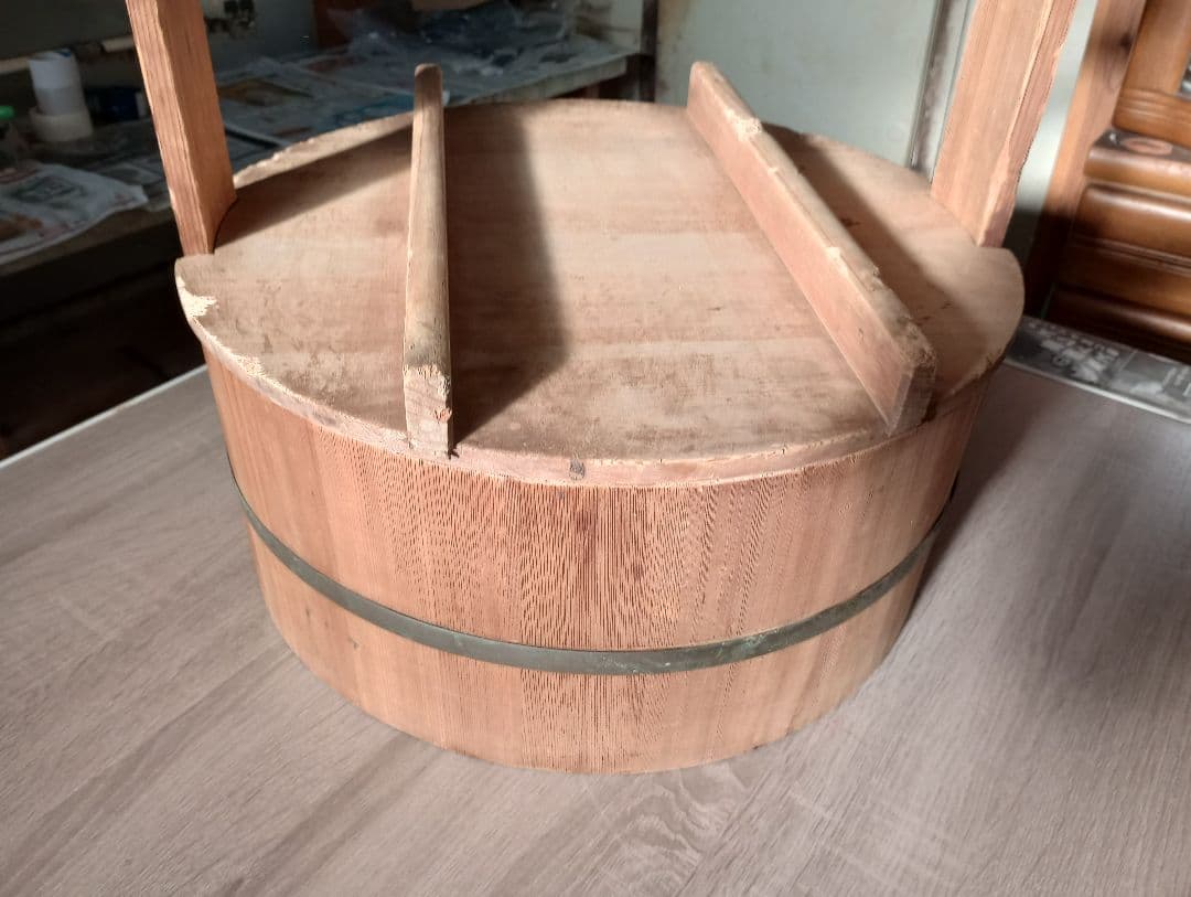 岡持　木製寿司桶　持ち手付き・仕切り付き　アンティーク